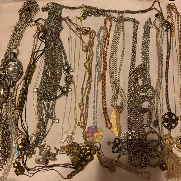 2 lbs vintage to now wearable jewelries mystery - Picture 8 of 8